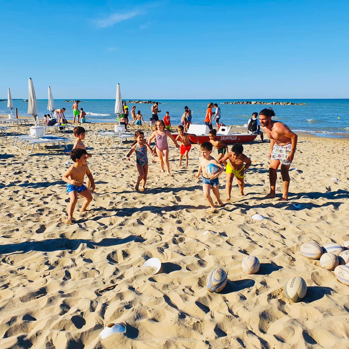 In spiaggia con la palla ovale